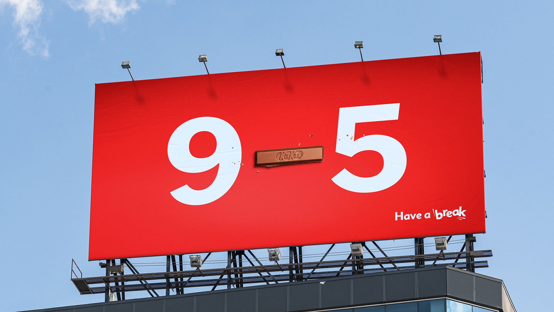 Campaña OOH de KitKat que sustituye el guion por una barra de KitKat